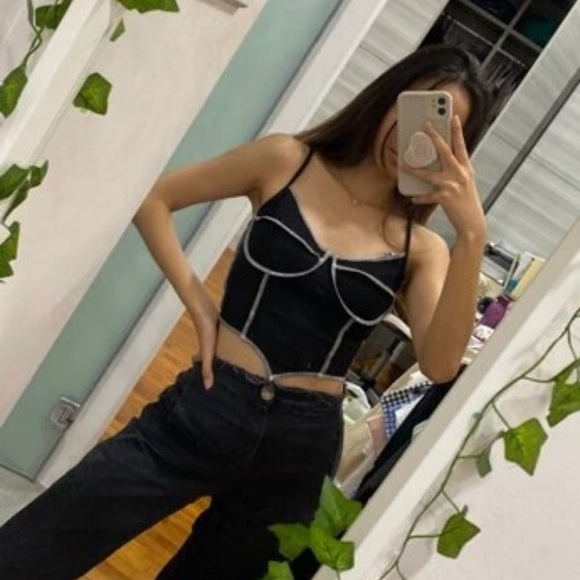 Contrast stitch asymmetrical hem crop top - Picture 3 of 4